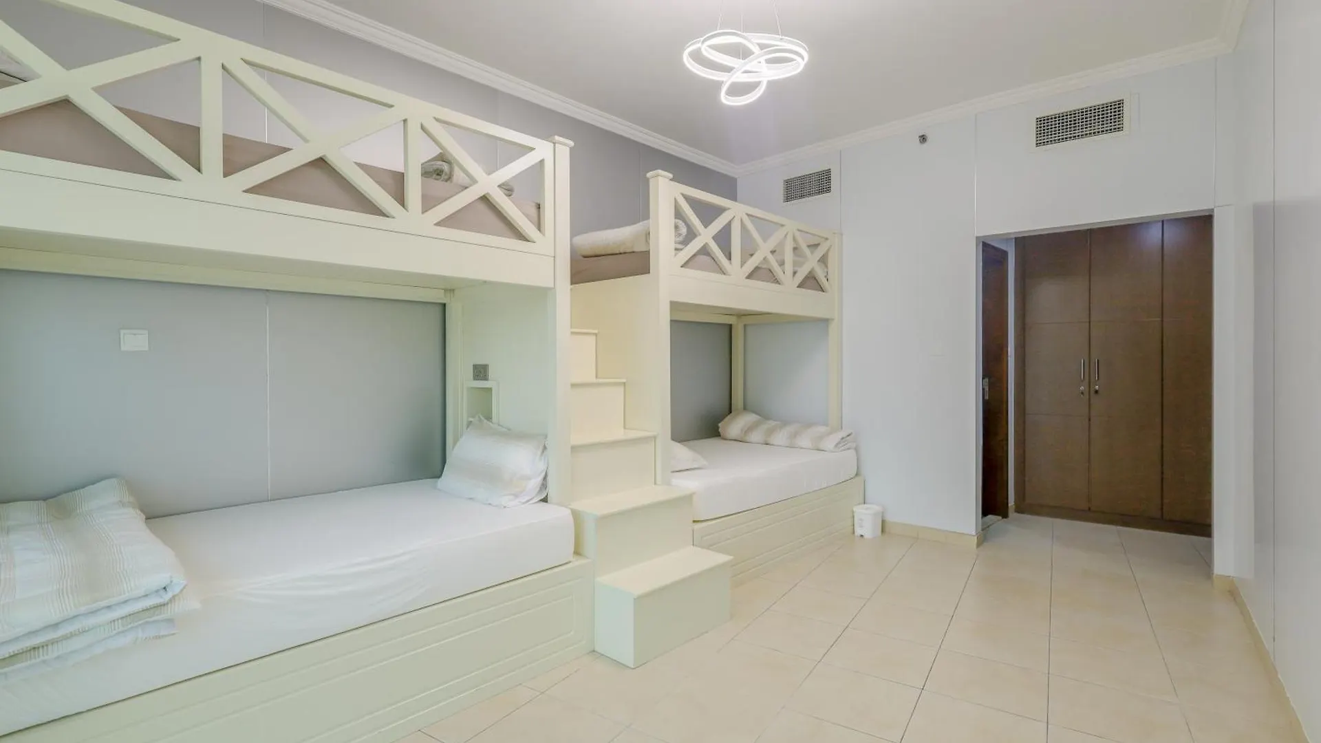 Apartment In Downtown 1B Of 4Beds Female1Of 8Beds Male1213 Dubai 0*,